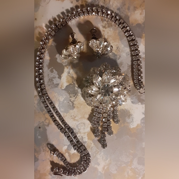 c1950 Crystal Flower Shaped Pendant Brooch w/ adorning Chain + Earring Set - Picture 7 of 8